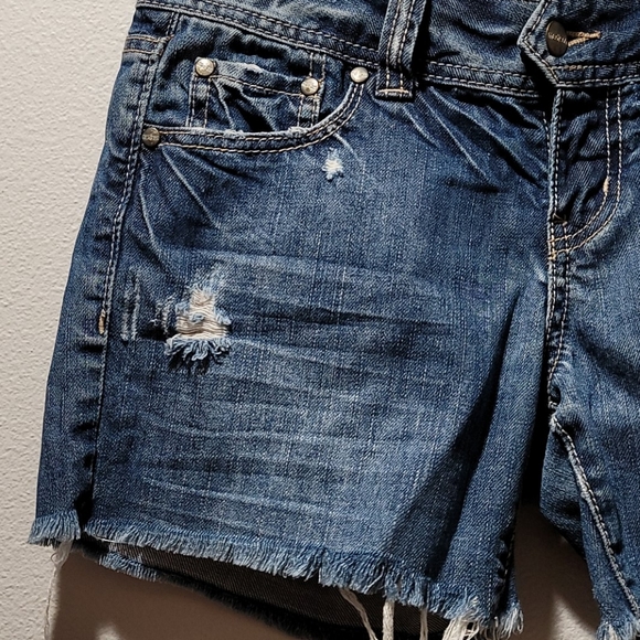 MADISON DENIM CO CUTT OFF JEAN SHORTS EMBROIDERED DISTRESSED BLUE DENIM SZ 3/4 - Picture 3 of 11